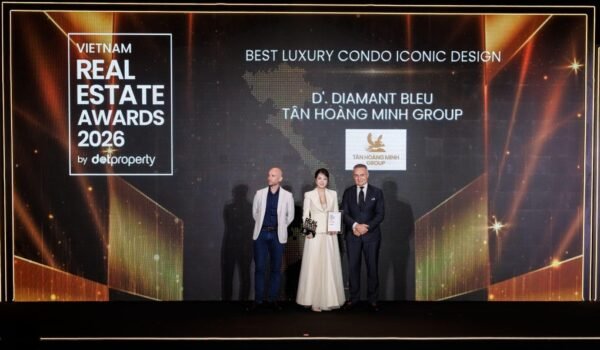 Bà Trần Thị Bích Ngọc - Phó Tổng giám đốc Tập đoàn Tân Hoàng Minh nhận giải thưởng Dự án căn hộ hạng sang có thiết kế mang tính biểu tượng đẹp nhất Việt Nam năm 2026 dành cho dự án D'. Diamant Bleu